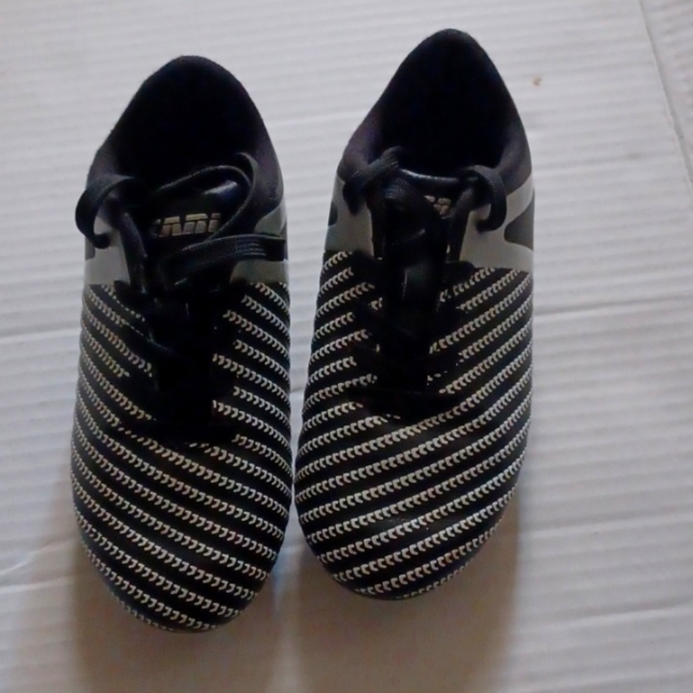 BIZARI INFINITI BLACK & A CONBINATION OF WHITE AND SILVER SOCCER CLEATS SIZE 12